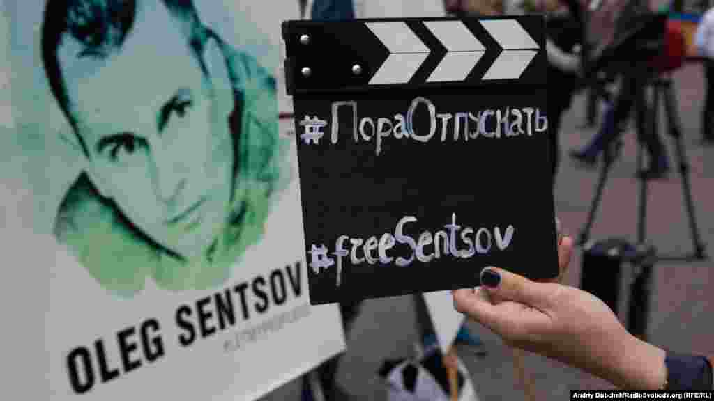 В третью годовщину ареста крымчанина Олега Сенцова в центре Киева прошла акция «Free Sentsov», 11 мая 2017 года