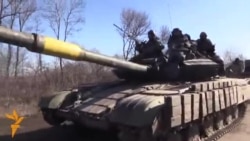 Раненые украинские военнослужащие покидают Дебальцево Раненые украинские военнослужащие покидают Дебальцево