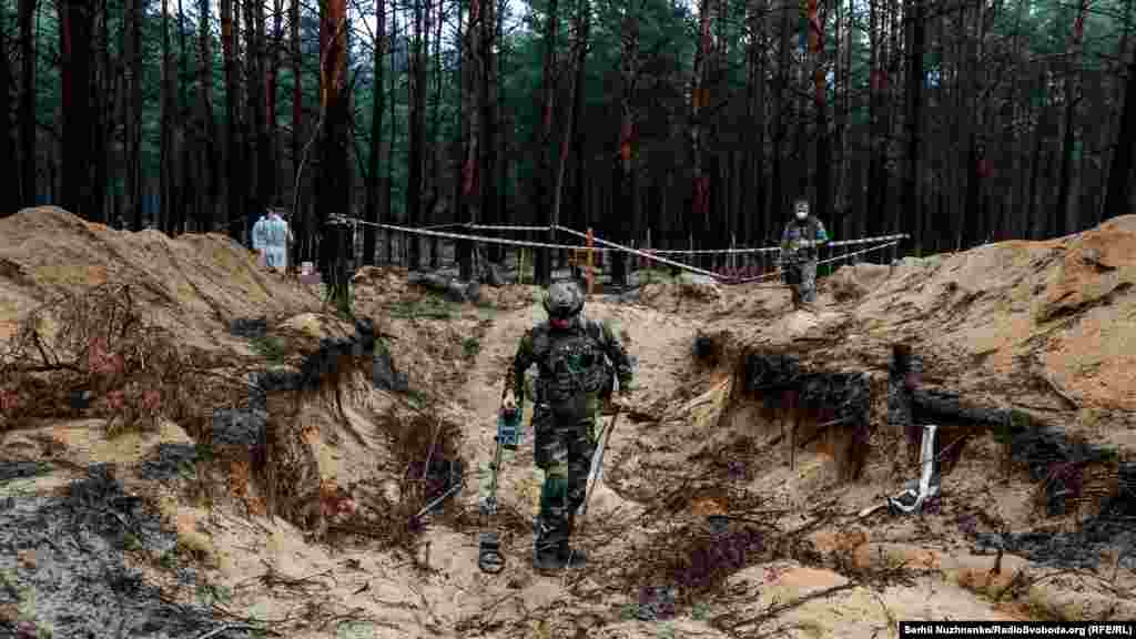 Біля звільненого Ізюма, що на Харківщині, виявили масове поховання військових ЗСУ, повідомив кореспонденту Радіо Свобода уповноважений з питань осіб, зниклих безвісти за особливих обставин Олег Котенко  