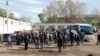 Шеренга мобилизованных перед военкоматом в сибирском городе Тара в Омской области, Россия, 26 сентября 2022 года