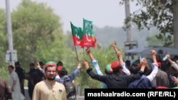 د تحریک انصاف ګڼ پلویان د مې پر ۲۵مه له خیبر پښتونخوا روان شول.