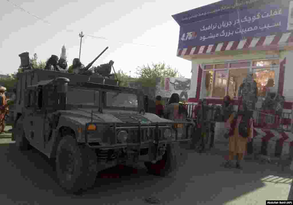Боевики «Талибана» охраняют блокпост в городе Кундуз на севере Афганистана. 9 августа боевики «Талибана» захватили Айбак, столицу северной провинции Саманган. Силы национальной безопасности вели бои с боевиками в трех других северных провинциях – Балх, Тахар и Кундуз. Падение Айбака произошло на следующий день после того, как боевики захватили три столицы провинций, в том числе большую часть стратегически важного города на северо-востоке Кундуз, столицу провинции Сар-э Поль и Талокан, столицу северо-восточной провинции Тахар