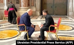 Президент України Володимир Зеленський (праворуч) і президент США Дональд Трамп під час зустрічі в соборі Святого Петра у Римі, 26 квітня 2026 року