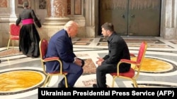 Президент України Володимир Зеленський (праворуч) та президент США Дональд Трамп (ліворуч) під час зустрічі у Ватикані, 26 квітня 2025 року. Лідери країн прибули до Рима на похорон папи Франциска. Фото:AFP