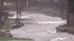 Сброс воды из Симферопольского водохранилища в Салгир (видео) Сброс воды из Симферопольского водохранилища в Салгир (видео)