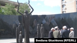 Spomenik u glavnom gradu Kazahstana Astani posvećen žrtvama gladi u toj centralnoazijskoj zemlji 1930-ih, za koju se procenjuje da je odnela živote najmanje 1,5 miliona ljudi. Fotografija: 30. maj 2014.