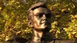Крымскотатарские активисты возложили цветы к памятнику Амет-Хана Султана (видео) Крымскотатарские активисты возложили цветы к памятнику Амет-Хана Султана (видео)