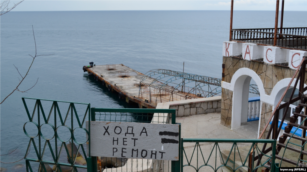 Наприкінці минулого року російський глава Криму Сергій Аксенов під час візиту в «Ластівчине гніздо» говорив про ремонт причалу. Однак жодних дій досі не зроблено