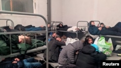 Арестованные за участие в митингах в поддержку Алексея Навального в одной из камер миграционного центра в подмосковной деревне Сахарово, 4 февраля 2021 года