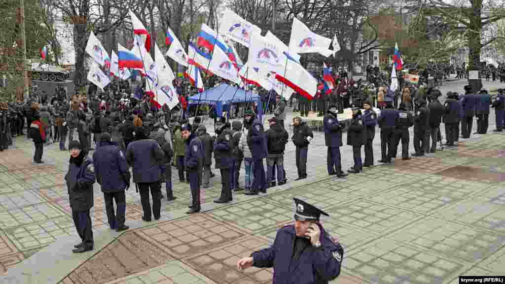 Не менее  пристально стали смотреть на  снимающих журналистов милиционеры, до этого почти не обращавшие на объективы внимания.