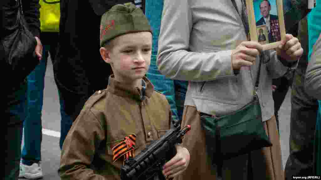 9 травня 2019, Севастополь. Юний учасник акції «Безсмертний полк» з іграшковим автоматом