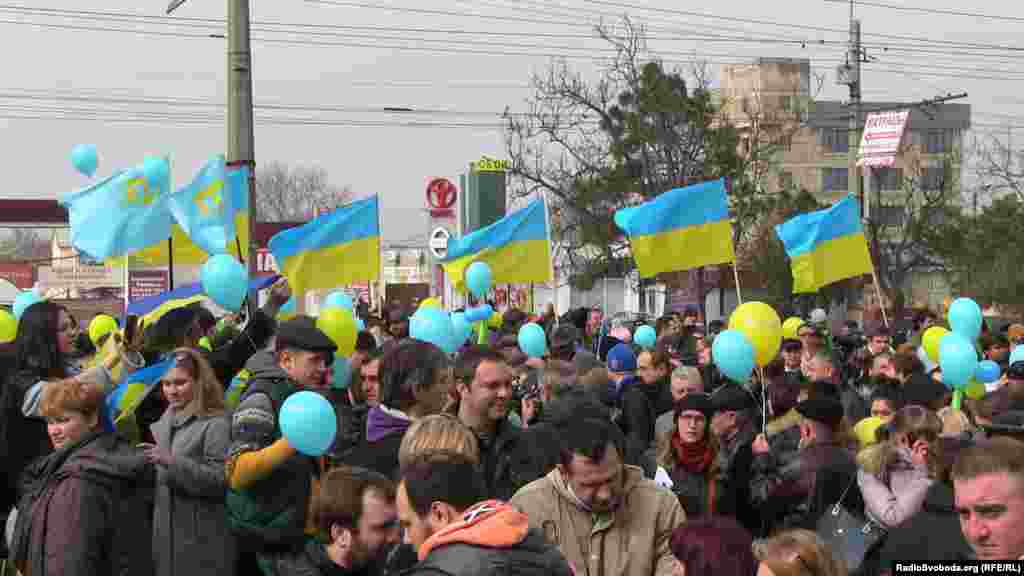 Березень 2014 року – початок незаконної анексії. Триколори заполонили вулиці міст, на охорону громадського порядку встала так звана самооборона, а українські військові частини блокують «зелені чоловічки». У такій атмосфері день народження Тараса Шевченка 9 березня став приводом, щоб нагадати Росії про український Крим