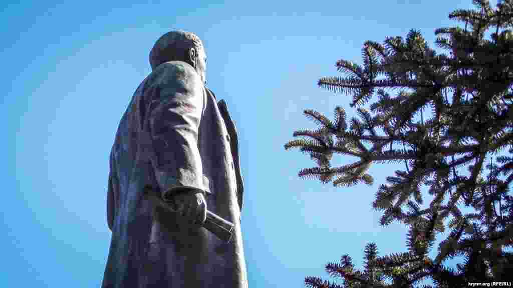 «Предводитель» всех ялтинских памятников Владимир Ленин. Он находится выше всех, да и размерами сравниться с ним никто не может