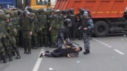 Понад 700 учасників акції протесту проти корупції затримано в Москві (відео) Понад 700 учасників акції протесту проти корупції затримано в Москві (відео)