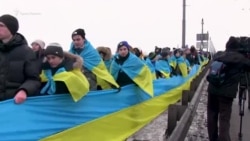 Крымчане стали частью «цепи единства» в Киеве (видео) Крымчане стали частью «цепи единства» в Киеве (видео)