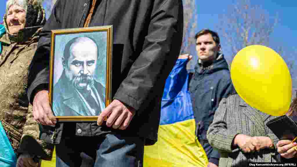 Тут вдалося провести ходу з портретом Кобзаря, під українським прапором, у вишиванках. Любов до творчості і туга за Україною об’єднала покоління: пліч-о-пліч ішли люди похилого віку і кримська молодь