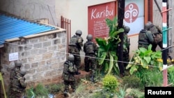 Кенийские военные во время операции против боевиков, захвативших крупный магазин в Найроби в сентябре 2013 года