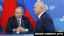 Владимир Путин и ведущий "Вестей недели" Дмитрий Киселёв на экономическом форуме во Владивостоке, 11 сентября 2018 года