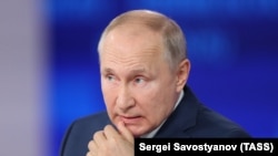 Владимир Путин во время "прямой линии" в 2021 году