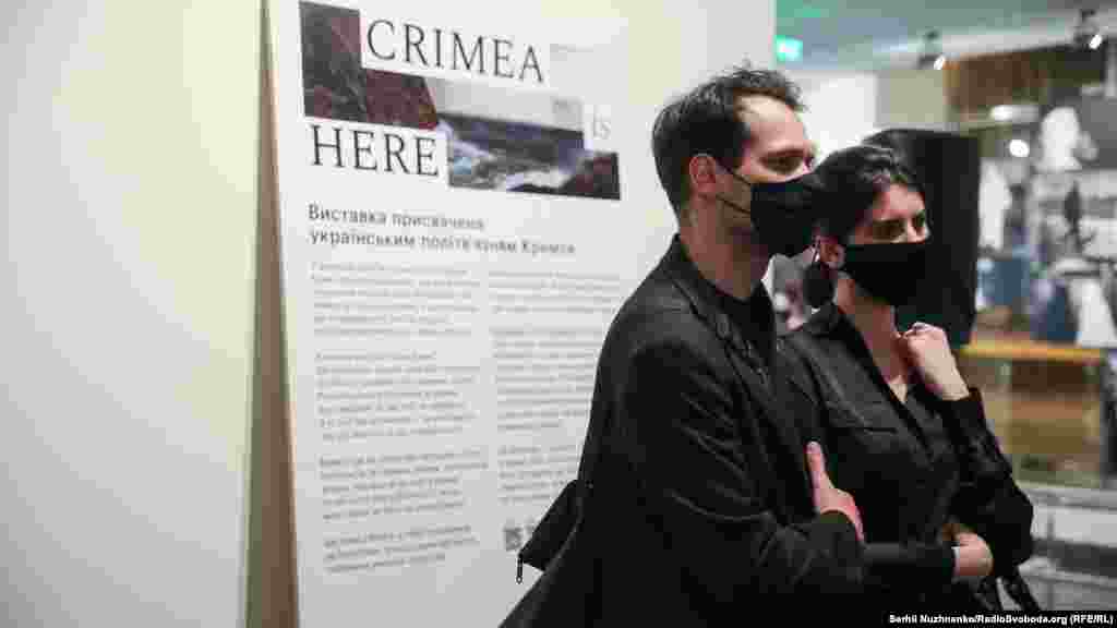 «Эта выставка – для всех, кто хоть раз был в Крыму. Всех, кто уехал и кто остался. Всех, кто верит, что Крым внутри каждого из нас, ведь только так борьба за него может продолжаться», – говорит куратор проекта Катя Тейлор