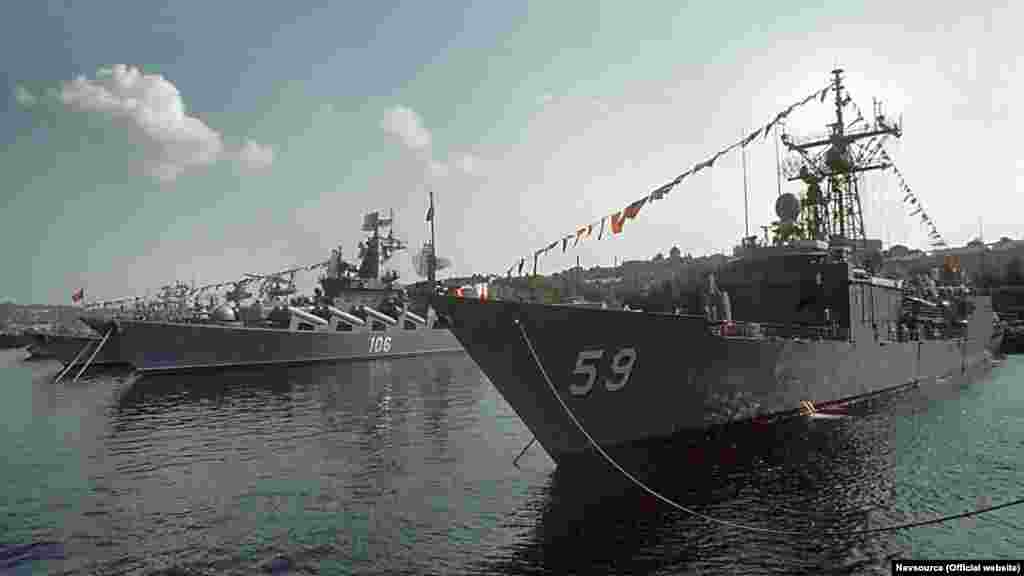 В августе 1989 года два американских военных корабля – ракетный фрегат USS Kauffman (FFG-59) и ракетный крейсер Aegis USS Thomas S. Gates (CG-51) – впервые посетили украинский порт – базу Краснознаменного Черноморского флота СССР в Севастополе