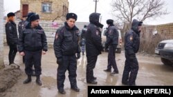Российская полиция у дома Марлена Мустафаева в аннексированном Крыму