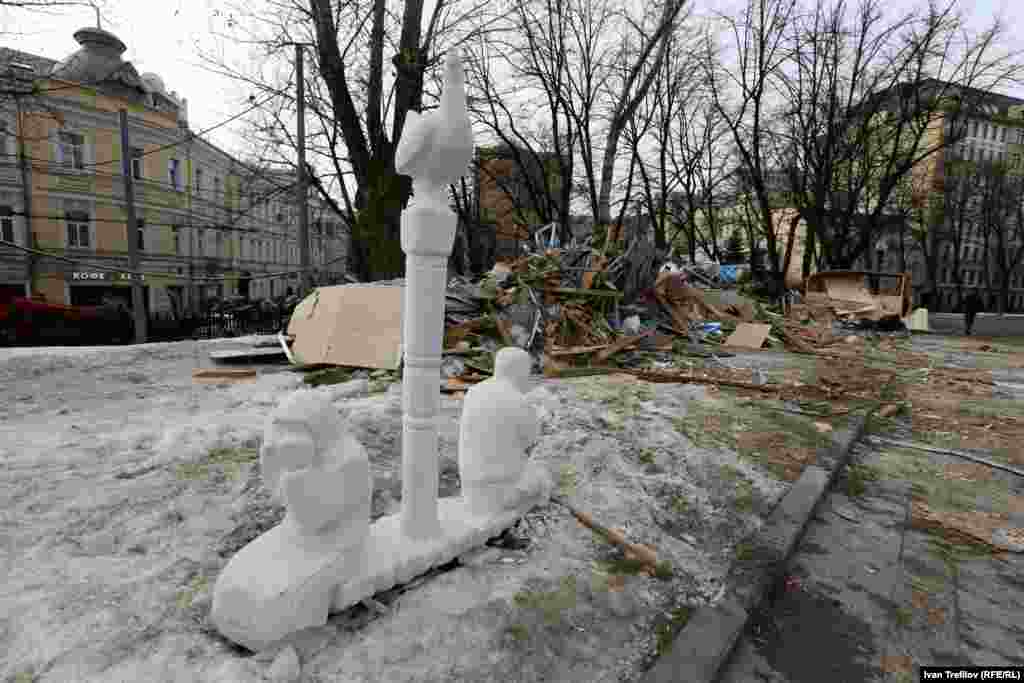 Сносили здания достаточно аккуратно – немногочисленные парковые скульптуры не пострадали