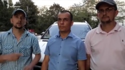 В Симферополе отпустили часть активистов, задержанных у здания ФСБ (видео) В Симферополе отпустили часть активистов, задержанных у здания ФСБ (видео)