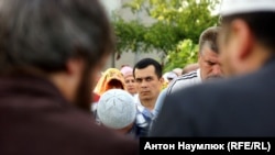 Эмиль Курбединов (в центре)