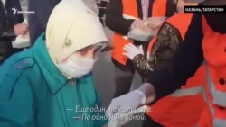 Казанцы стоят в очереди за бесплатной едой Казанцы стоят в очереди за бесплатной едой