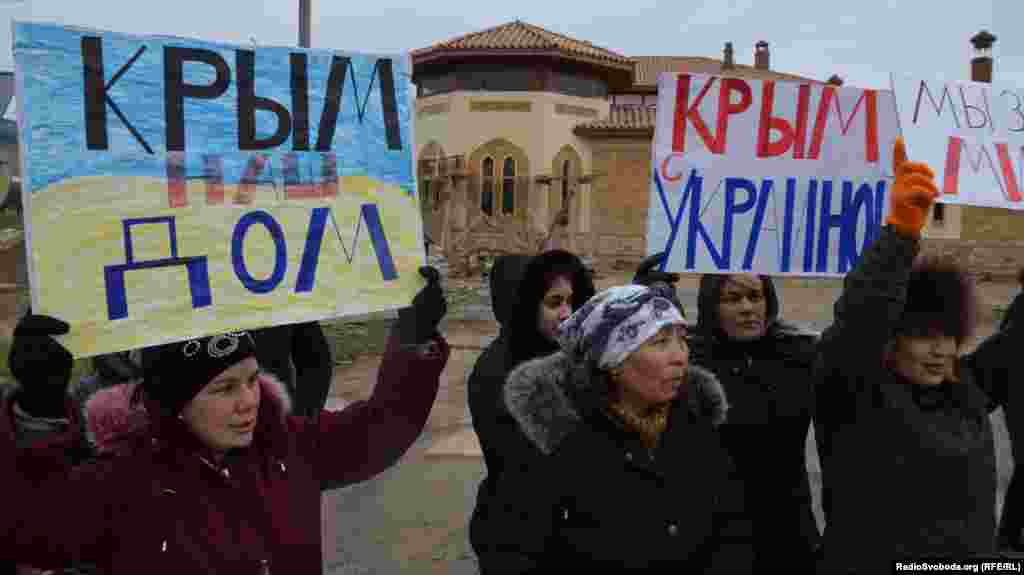 Десятки тысяч крымских женщин по всему Крыму вышли на акции против войны, за мир и единство Украины 8 марта 2014 года. 