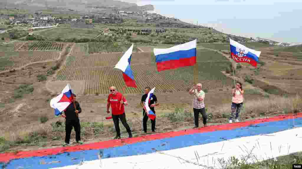 Участники клуба «4х4 Судак» выехали из города в сторону мыса Толстый