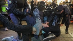 Лицом к событию. Хватают пачками, бегут пачками Лицом к событию. Хватают пачками, бегут пачками