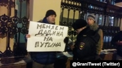Участник пикета в поддержку Ильдара Дадина в Москве