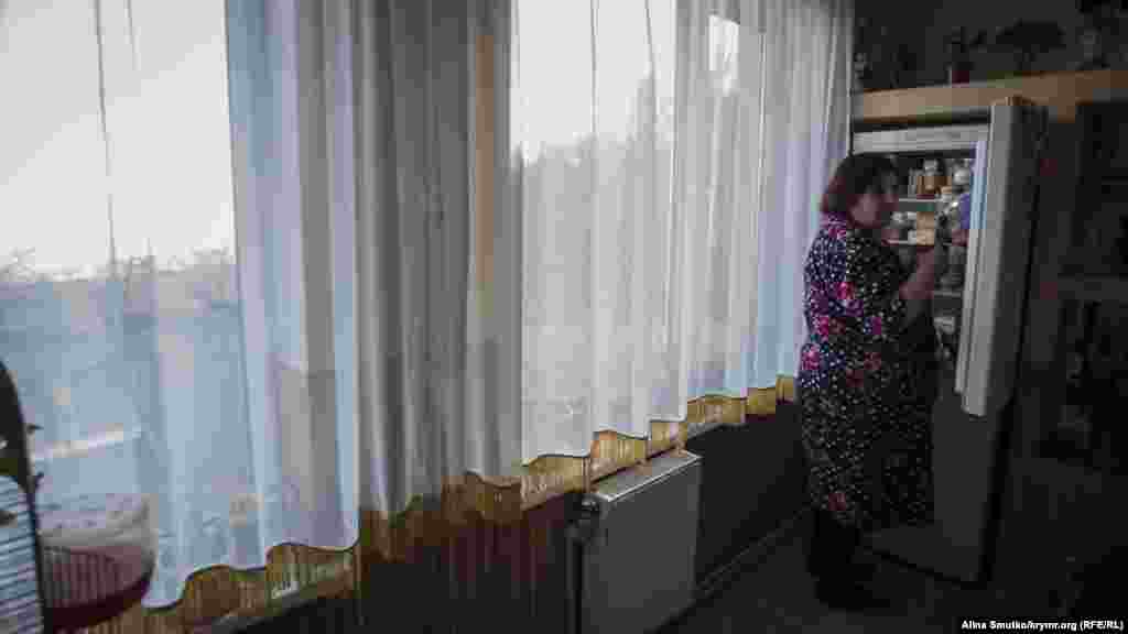 Азри на кухні. На холодильнику в будинку Джеппарових листівка з Джамалою, магнітики з Києва, Кропивницького та Стамбула 