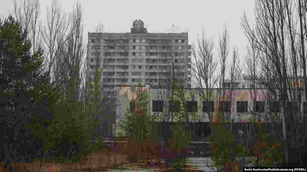 Припять неофициально называют «городом-призраком» из-за полного опустошения. После аварии на ЧАЭС – более 30 лет назад – все население города эвакуировали. С тех пор здесь никто не живет