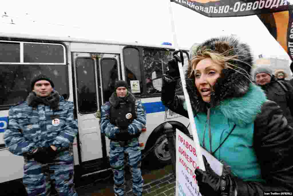 На акцию оппозиционных активистов пришли и сторонники Путина, члены так называемого "Национально-освободительного движения"