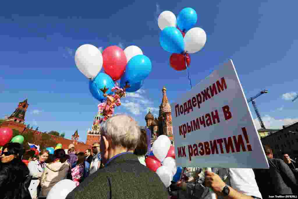 Официальное первомайское шествие. Лозунги в поддержку политики России по аннексии Крыма 