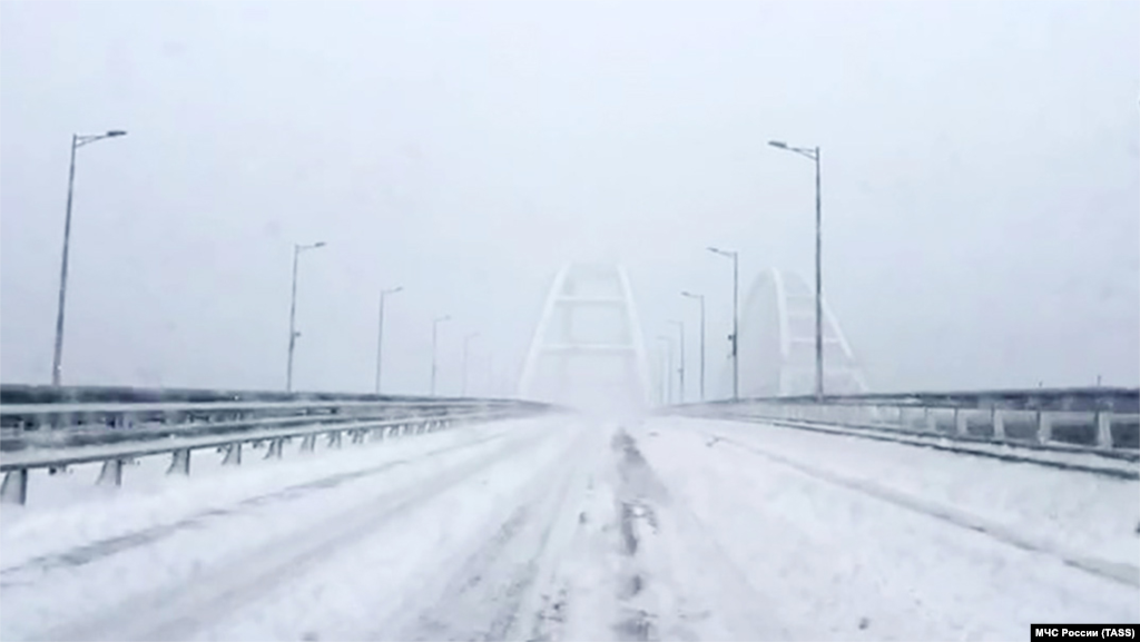 Вид на заснеженный Керченский мост 