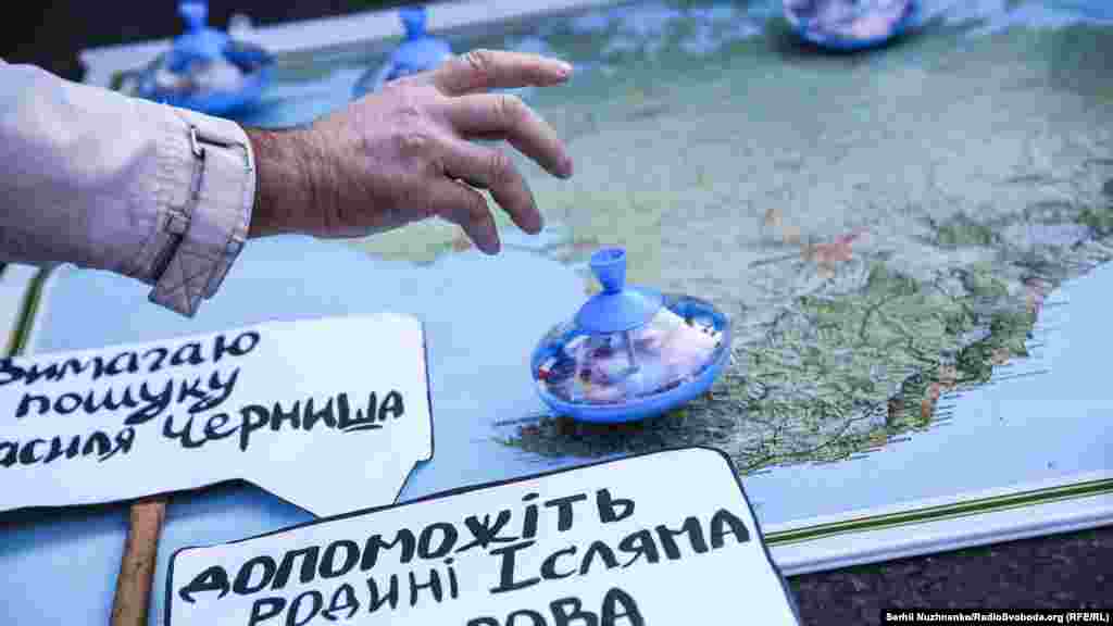Акція під російським посольством в Києві «Де Ервін?». Цього разу активісти показали перформанс, де розповіли про почуття родичів викрадених і зниклих людей у Криму. 27 вересня, 2017 рік