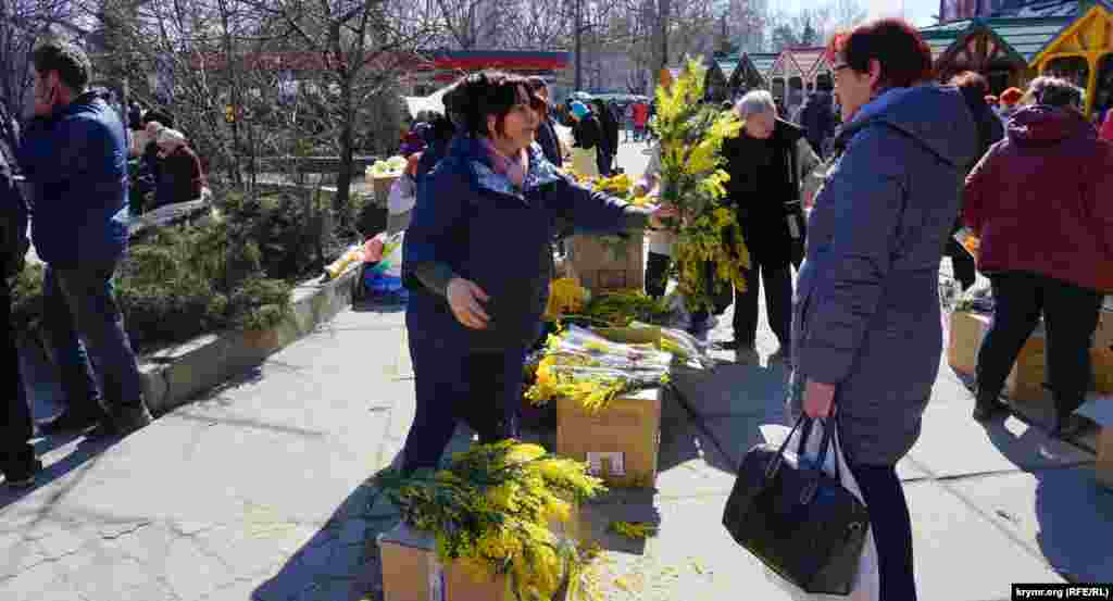 8 марта улицы Крыма заполонили торговые точки, продающие цветы. Как и в предыдущие годы, накануне праздника активизировалась стихийная продажа цветов