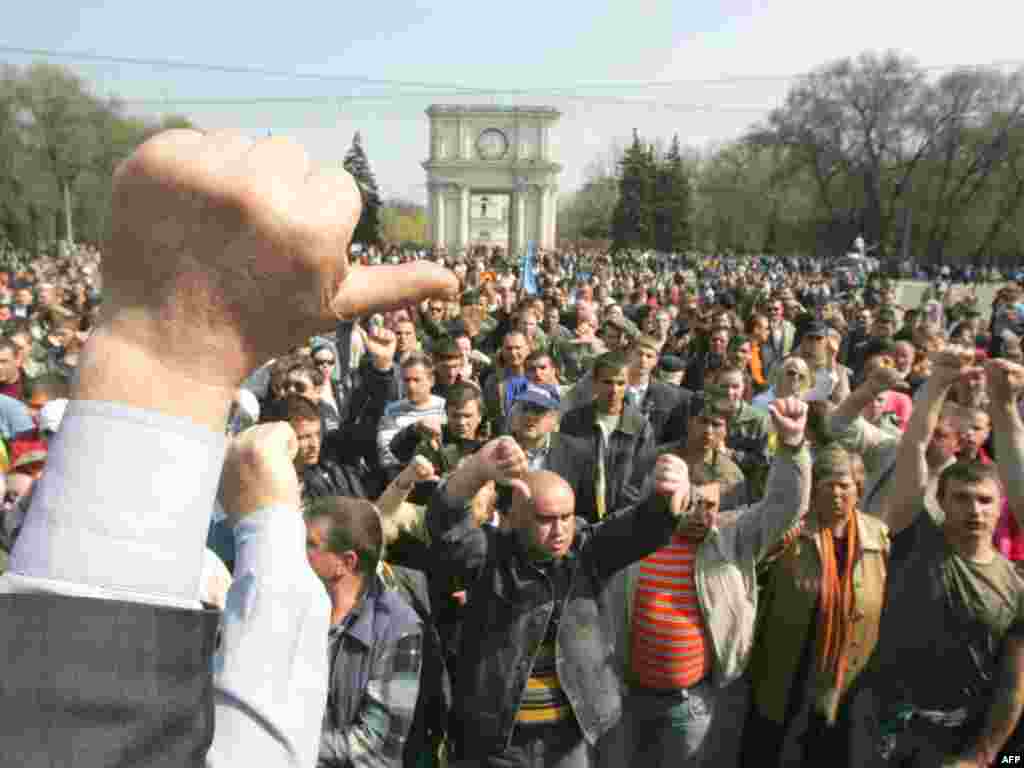8 апреля. Митинг у здания правительства Молдовы