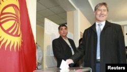 Former Kyrgyz Prime Minister Almazbek Atambaev casts his ballot during the presidential election on October 30, which he looked set to win.