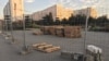 Территория возле здания Гагаринского муниципалитета за строительным забором
