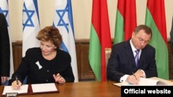 Vіністарка абсорбцыі Софа Ландвэр і міністар замежных спраў Беларусі Ўладзімір Макей падпісваюць у Менску пагадненьне аб адмене візаў 19 верасьня 2014 году