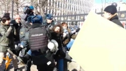 Праздничный пикет в поддержку Pussy Riot Праздничный пикет в поддержку Pussy Riot