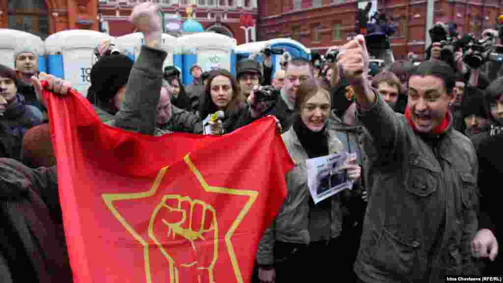 Активистам "Левого фронта" и объединений "Обманутых дольщиков" не удалось прорваться на Красную площадь, где планировалась несанкционированная акция "Народ против незаконных выборов!". 