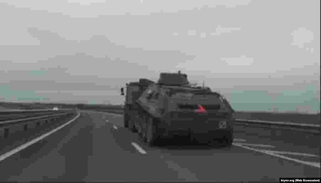 Російська військова техніка на трасі «Таврида», 26 березня 2021 року. Тоді, за інформацією кореспондента Крим.Реалії, в обох напрямках траси часто зустрічалися поодинокі машини або невеликі колони без супроводу військової автоінспекції. Так, у бік Сімферополя пройшло чотири автоплатформи з бойовими машинами піхоти на борту, а також дві колони автозаправників і вантажних машин. Поодинокі військові автомобілі в обидві сторони того дня зустрічалися кожні 15-20 хвилин