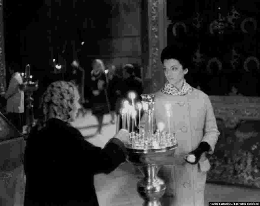 Церковь в СССР не поощрялась, но и не репрессировалась после смерти Сталина. В 2009 году Кука Денис вспоминала о поездке в СССР: "Я была счастлива побывать там... Открыть другой мир, который я сама бы не увидела".  