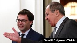 Moldovan Foreign Minister Nicolae Popescu (left) with his Russian counterpart Sergei Lavrov in Moscow on September 11.